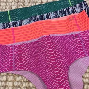 4 under armour one size undies